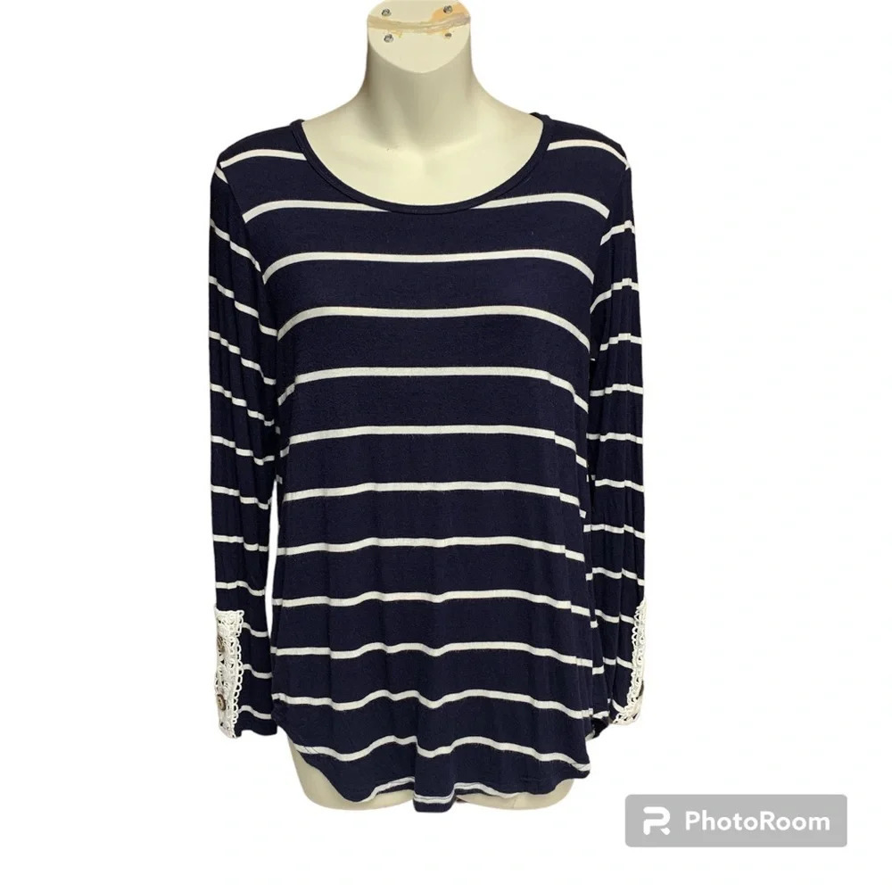7th Ray size small blue/white striped top cute lace down the back & on sides